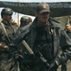 En el centro Rick Flagg (Joel Kinnaman) y a su derecha (izquierda de la imagen) tatuado, el Teniente GQ Edwards (Scott Eastwood), personaje que iba a interpretar Shia LaBeouf.